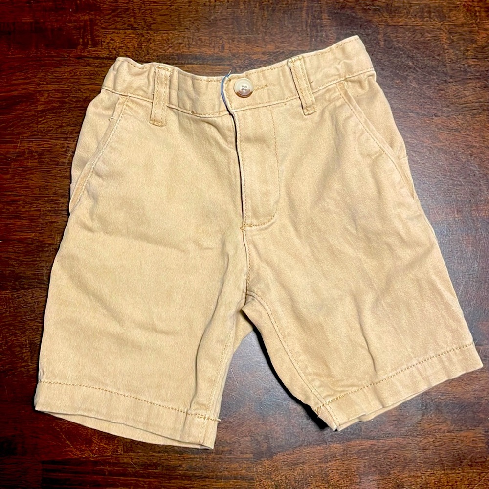 Boys khaki shorts size 5 ✨